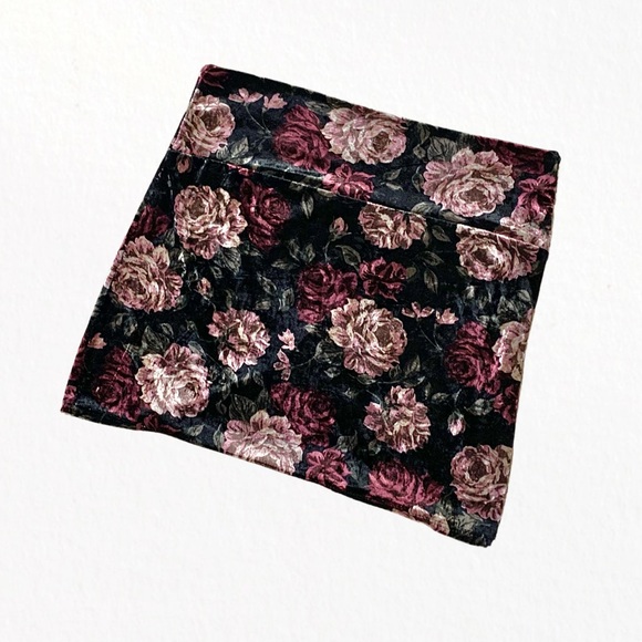 💵 🎁 Hot Gal Faux Velvet Mini Skirt w/ Rose Pattern - Picture 2 of 3